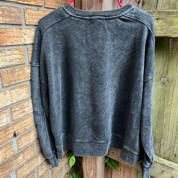 Black Crew Neck Sweatshirt for Everyday Comfort - Picture 3 of 3